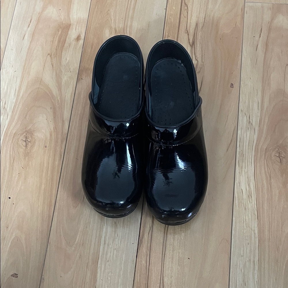 Dansko shinny black nursing clogs